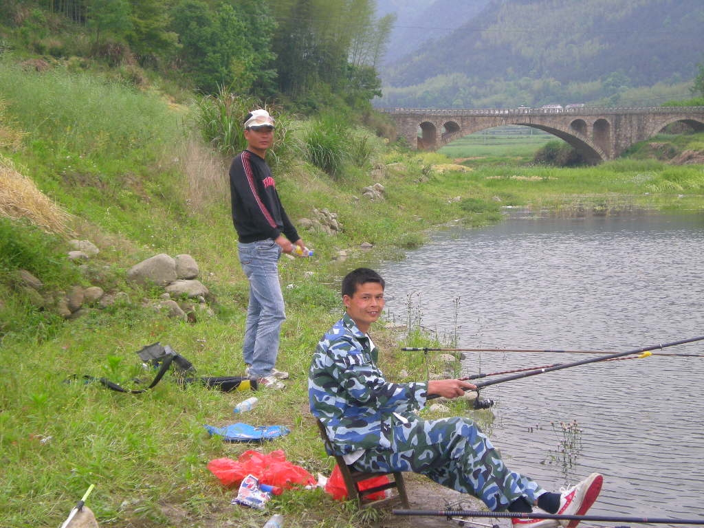 风，狗合影